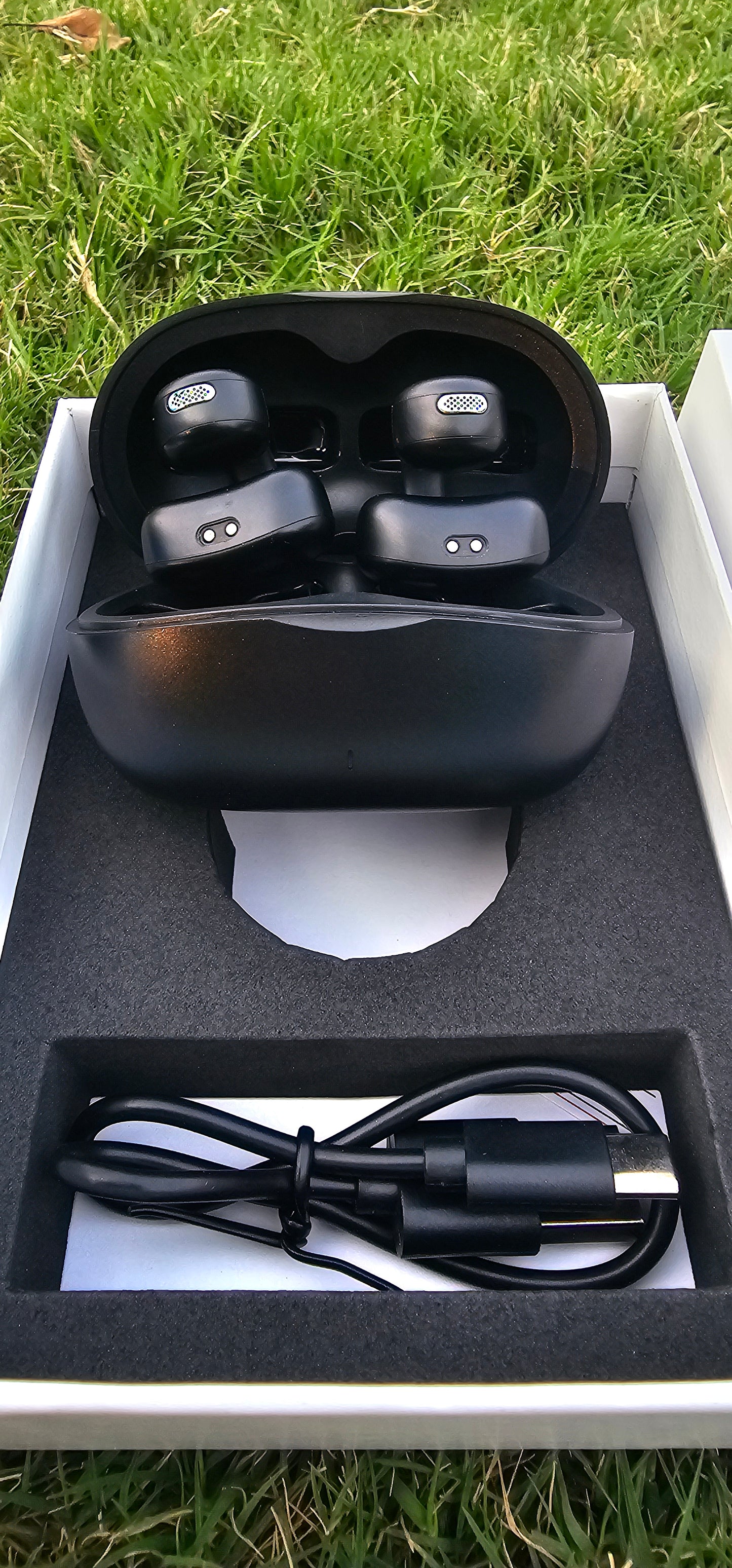 Ear Clips | amazing sound quality and voice quality | long battery life and compatible with all the smartphones